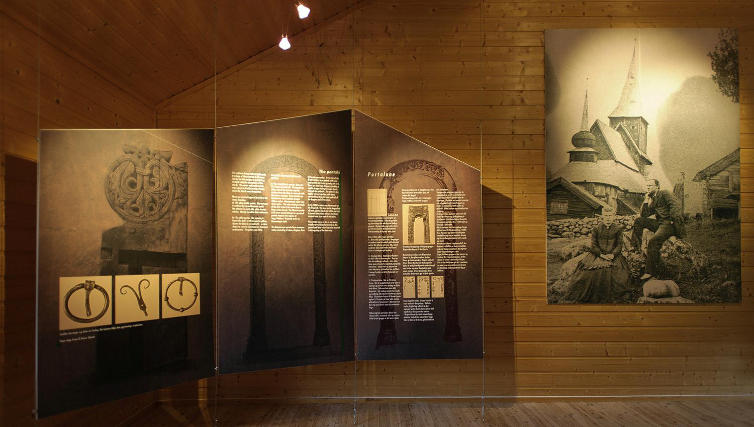 Infotavle og bilde av Ål Stavkyrkje