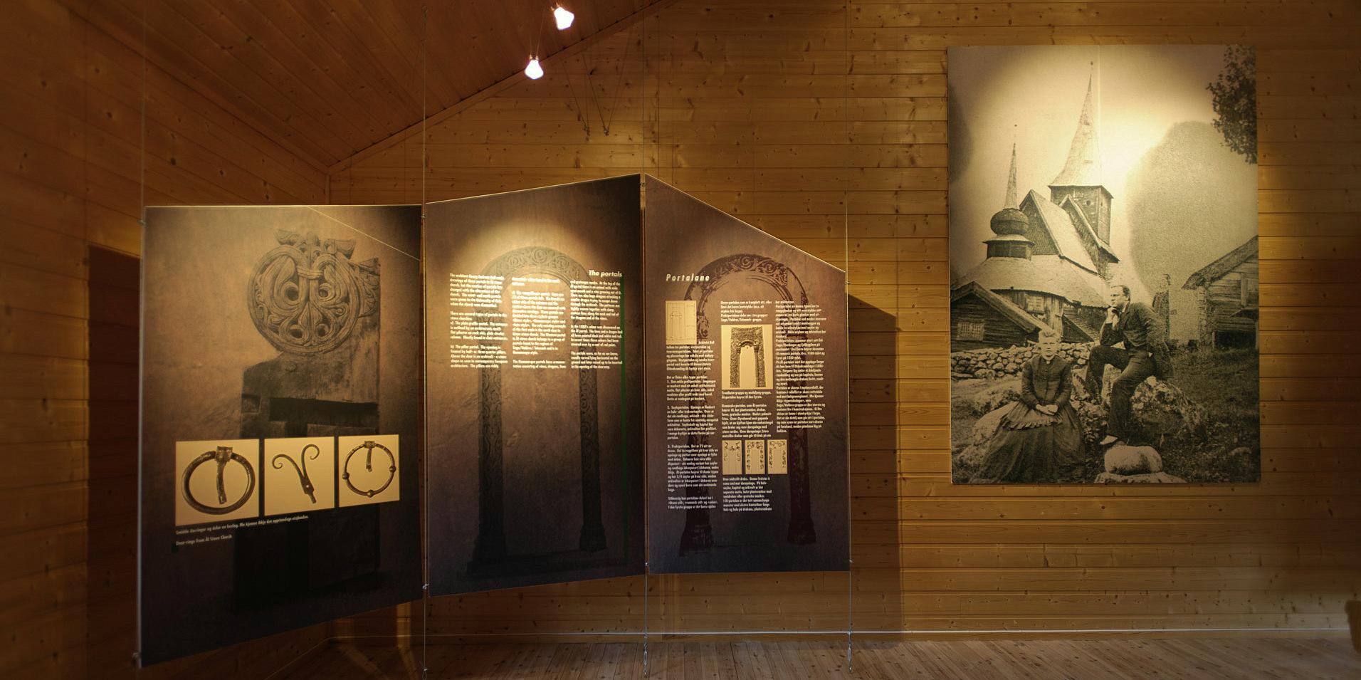 Infotavle og bilde av Ål Stavkyrkje