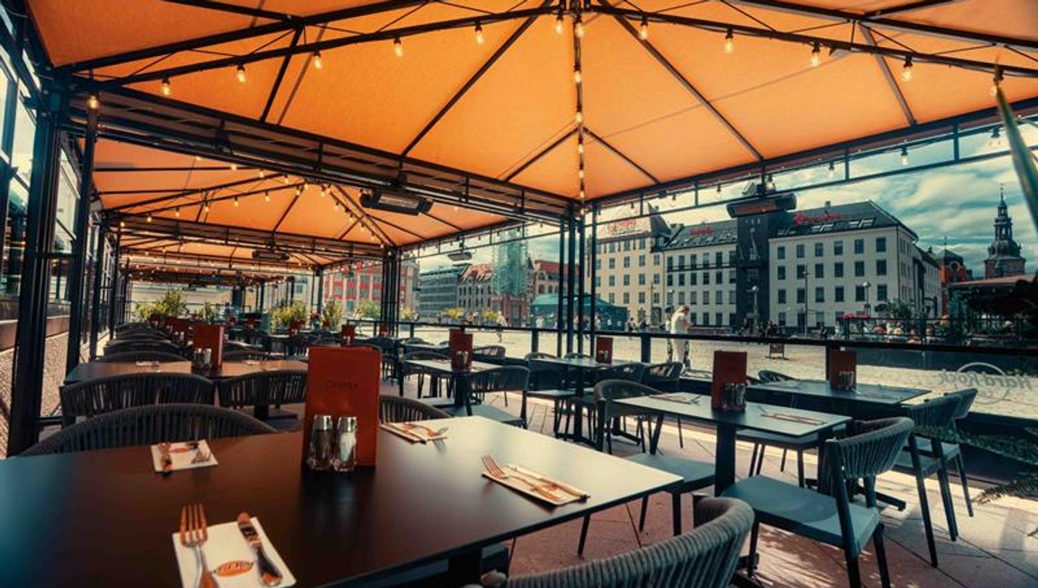 Uteservering med utsikt mot Jernbanetorget