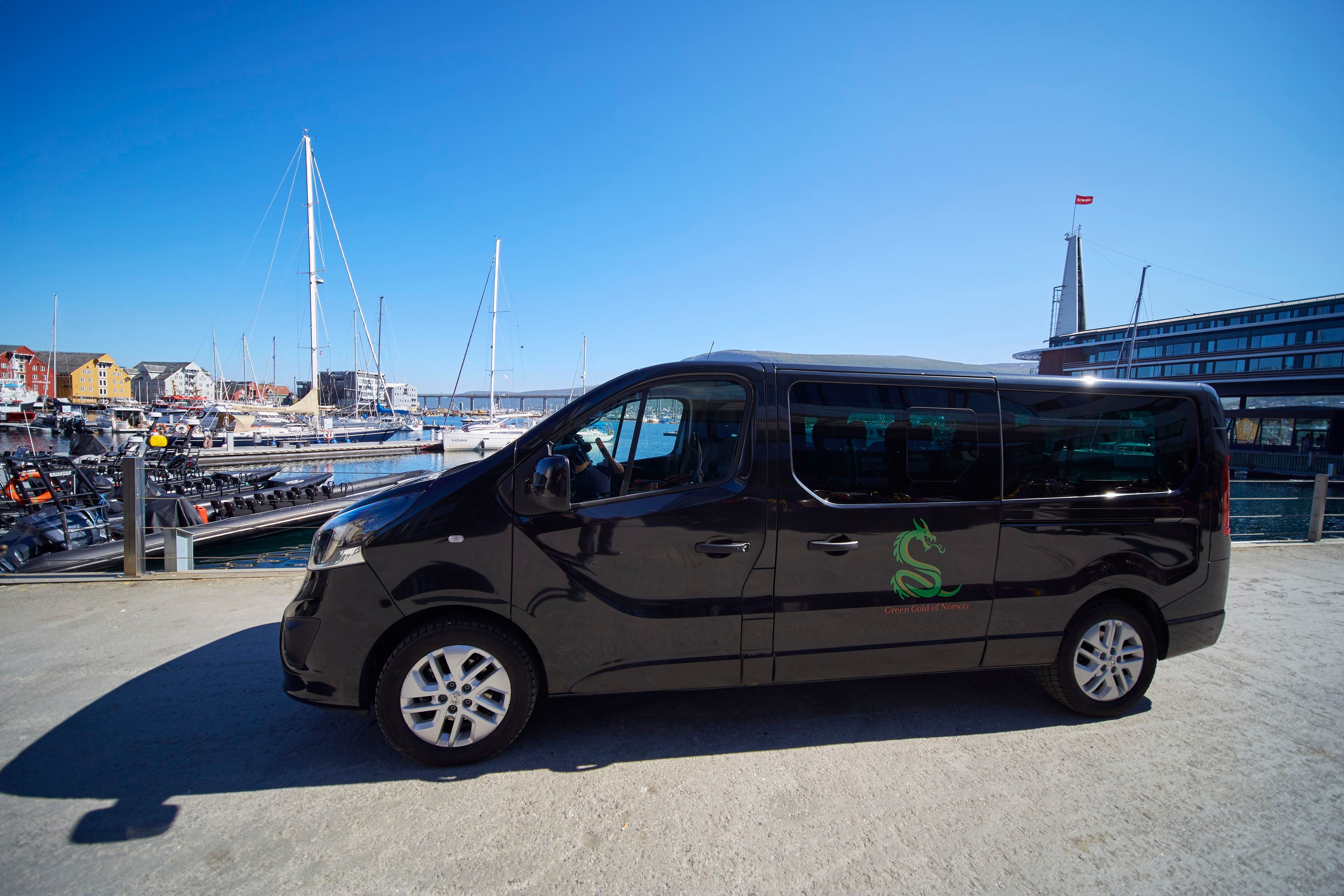 minivan til green gold of norway som står med kaia