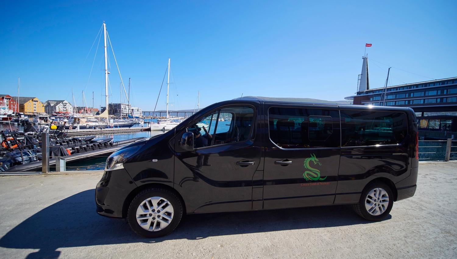 minivan til green gold of norway som står med kaia