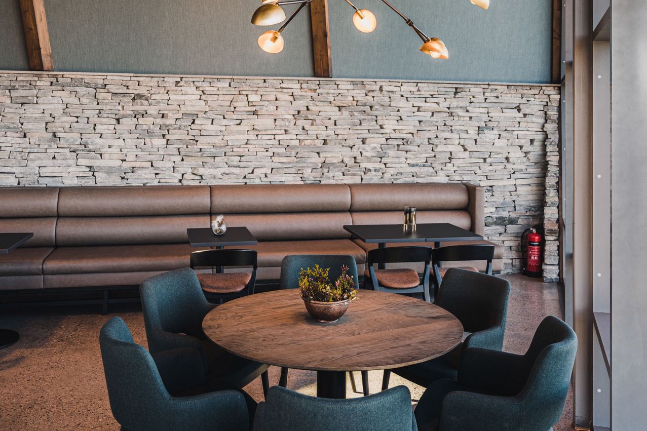 Sitteplasser på cafèen på Dalsnibba.