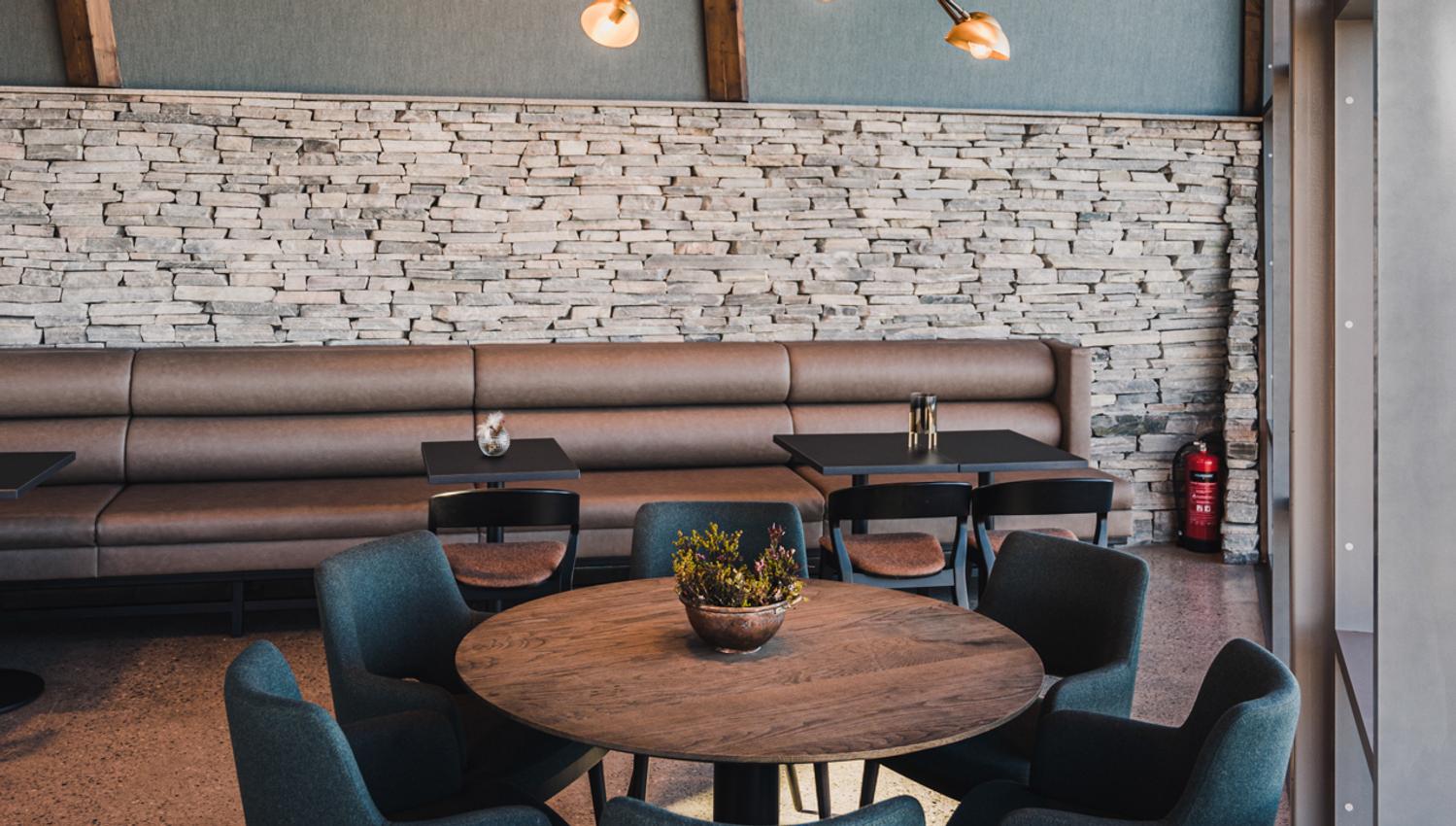 Sitteplasser på cafèen på Dalsnibba.