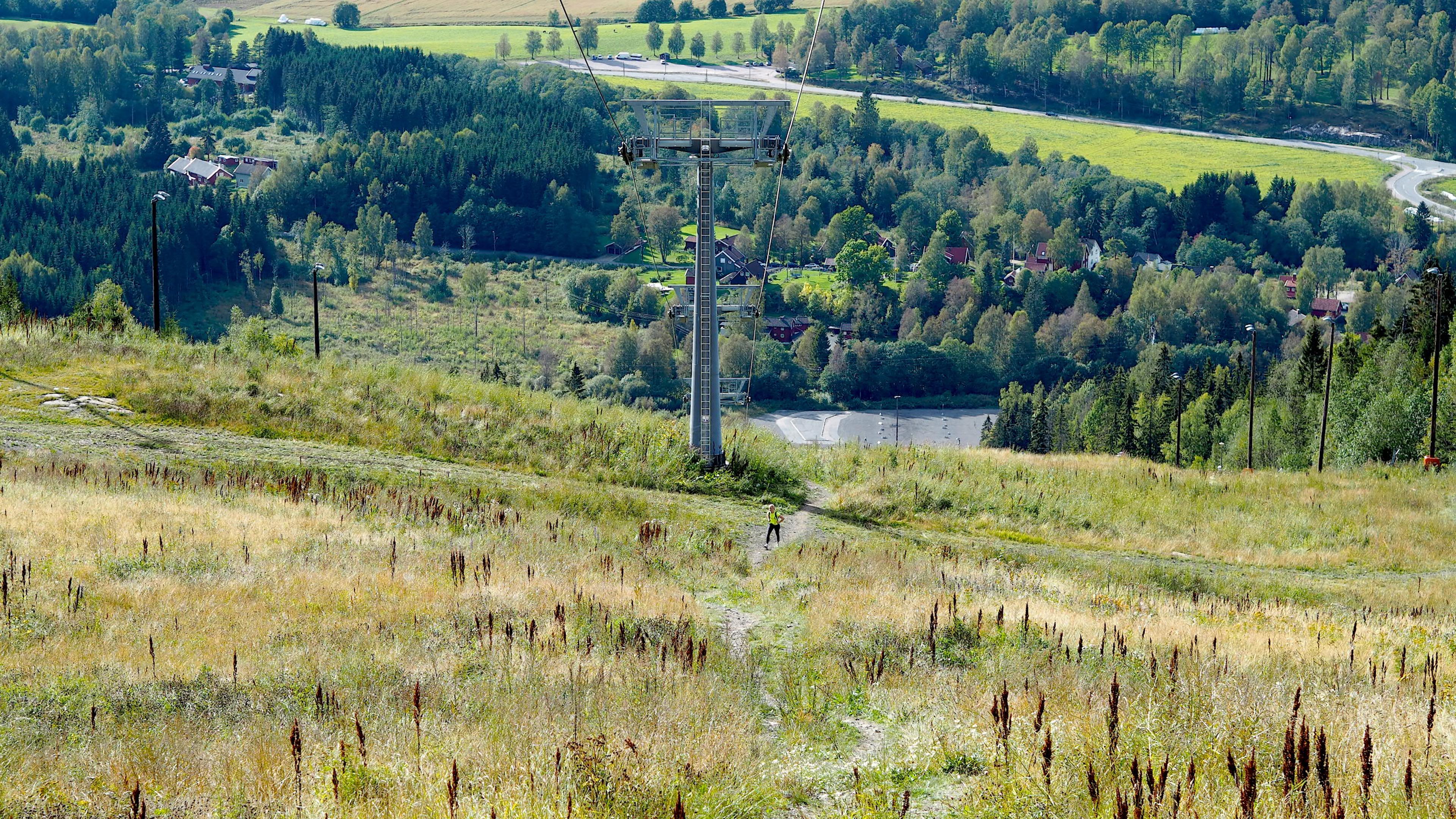 Bratt bakke med skiheis.