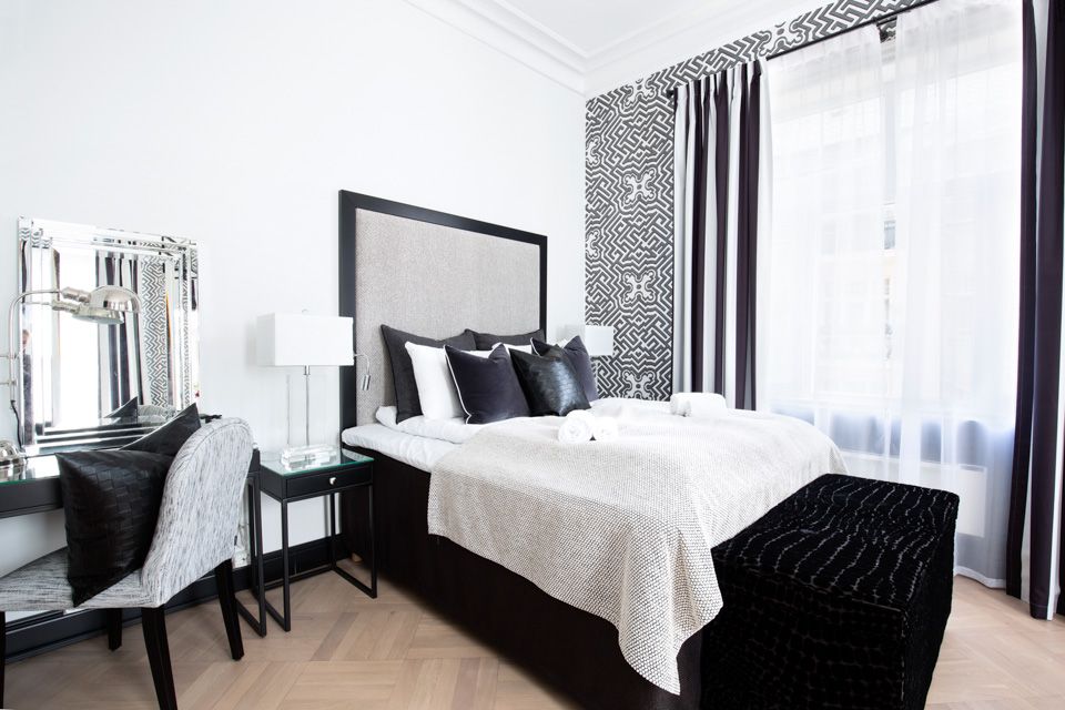 Soverom i sort, grått og hvit på Frogner House Apartments. Seng, skrivebord. foto