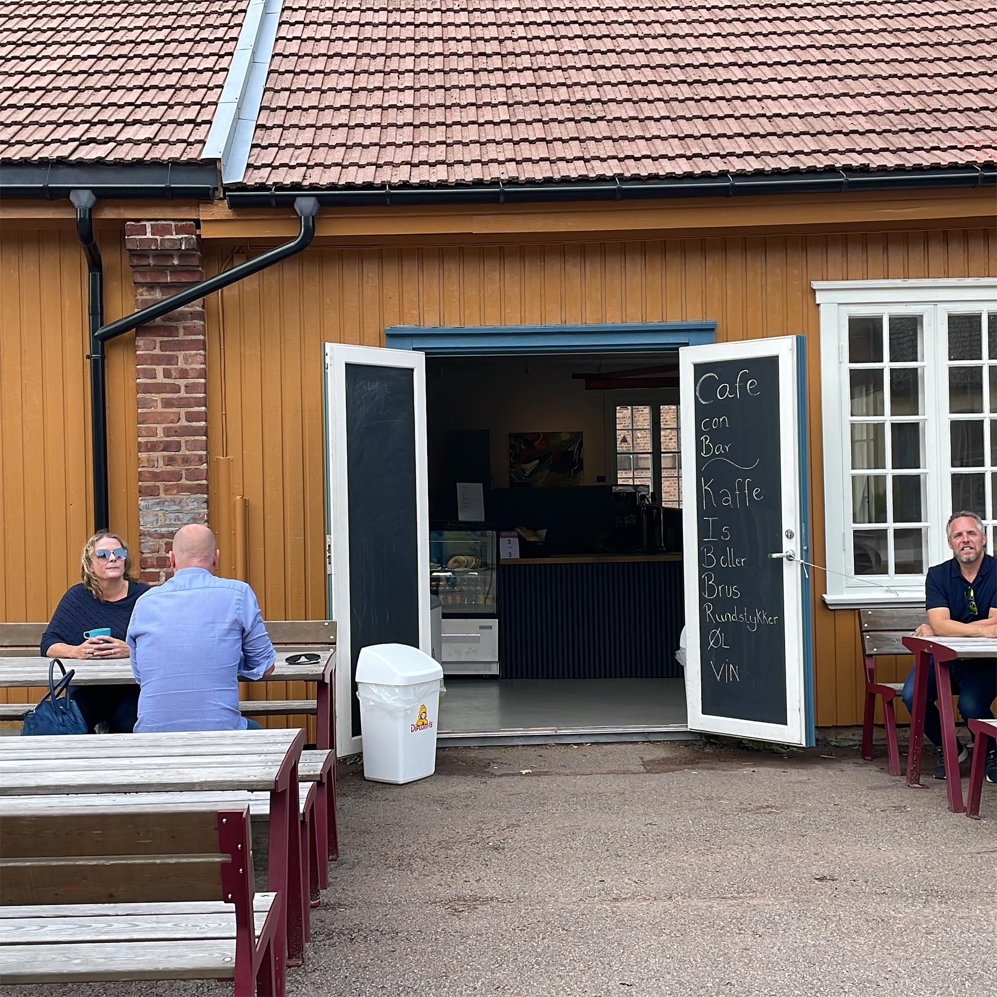 Cafe con Bar på Karljohansvern med hyggelig uteområde