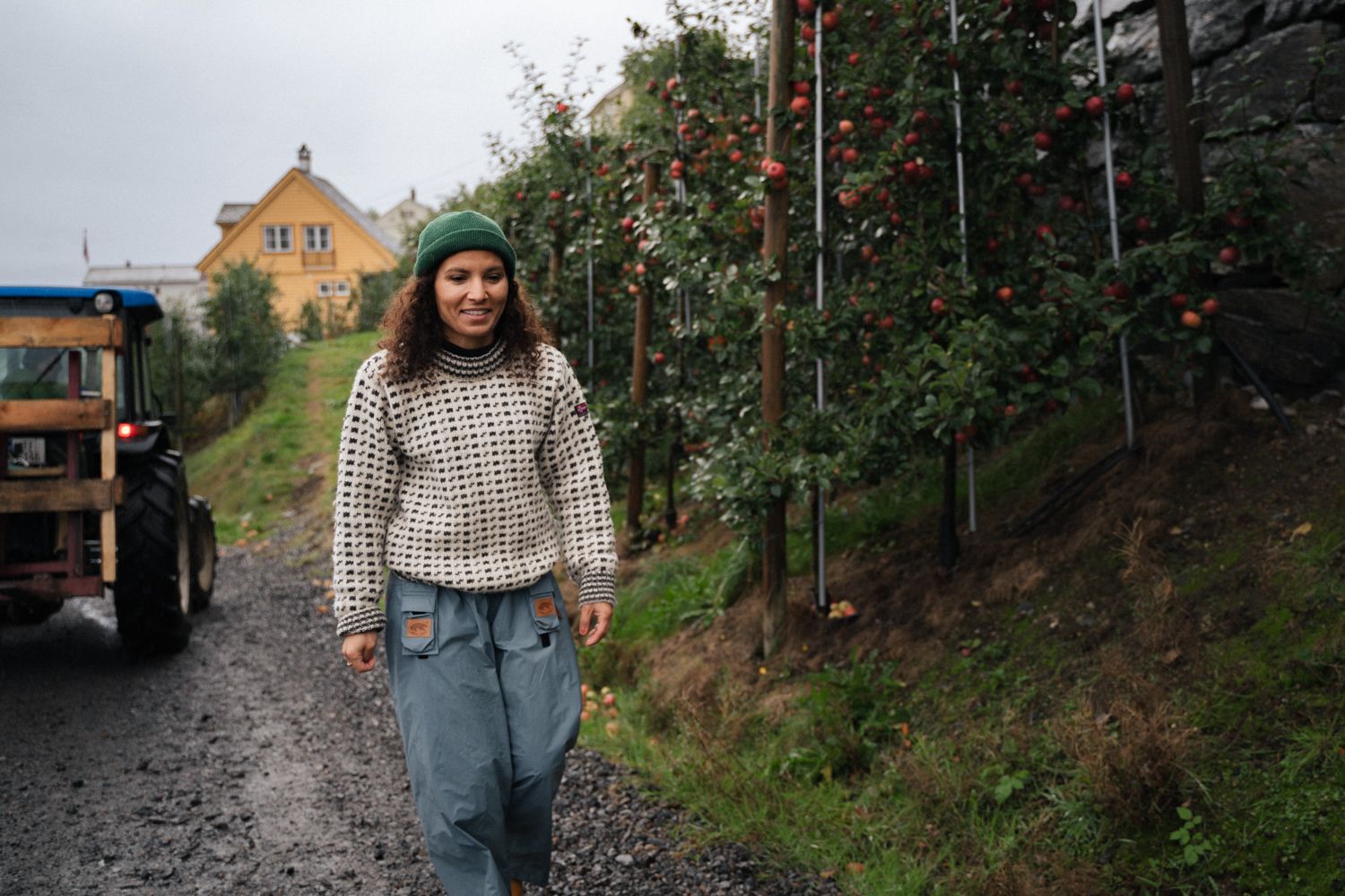 Arbeid på garden hos Edel Sider i Hardanger under haustinga.