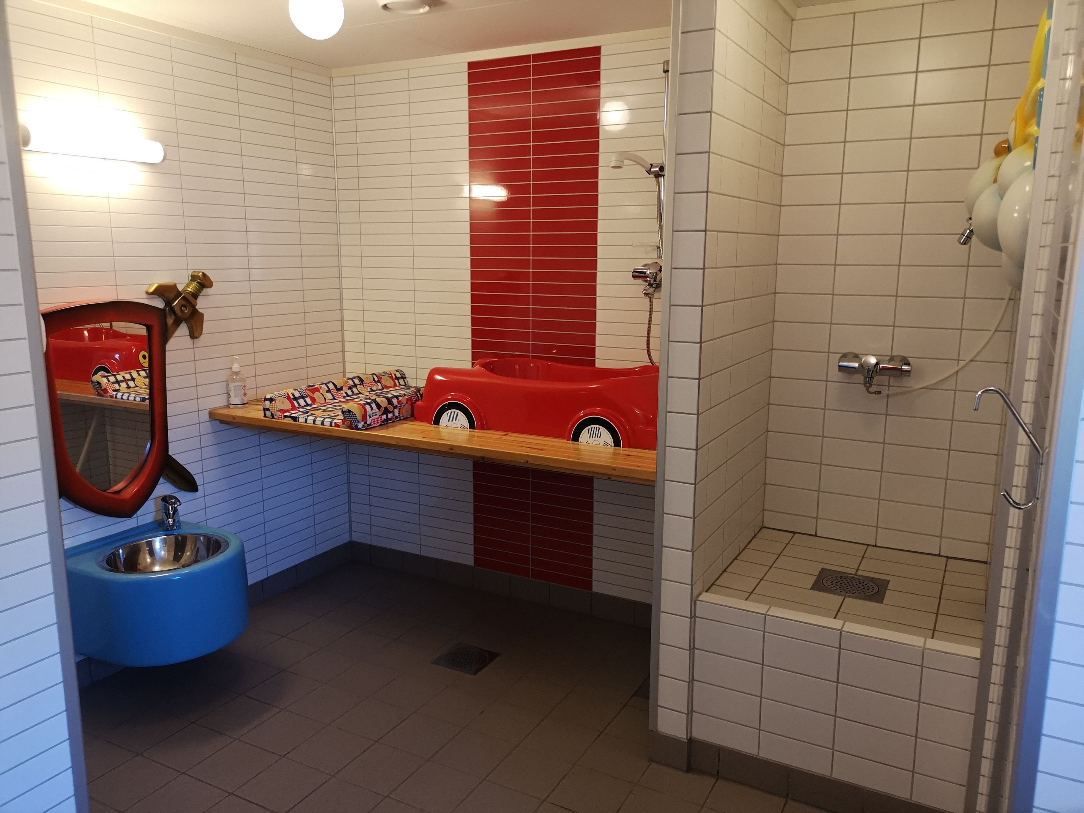 Barnevennlig toalett med stellebord og dusj ved Langnes Camping i Grong.