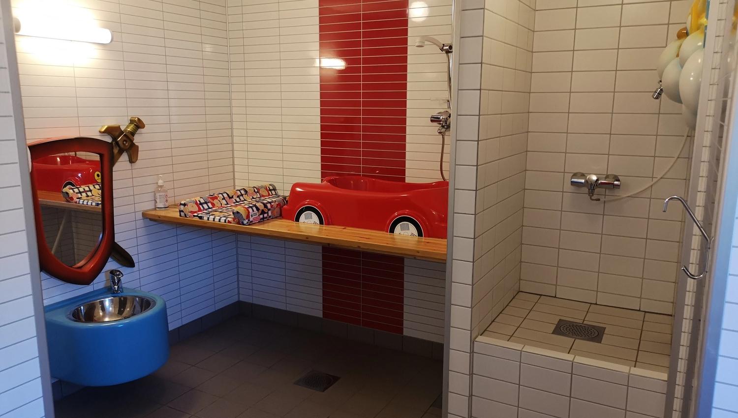 Barnevennlig toalett med stellebord og dusj ved Langnes Camping i Grong.