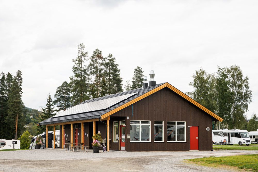 ny servicebygg med toaletter og dusj som også er tilrettelagt gjester med nedsatt funksjonsevne
