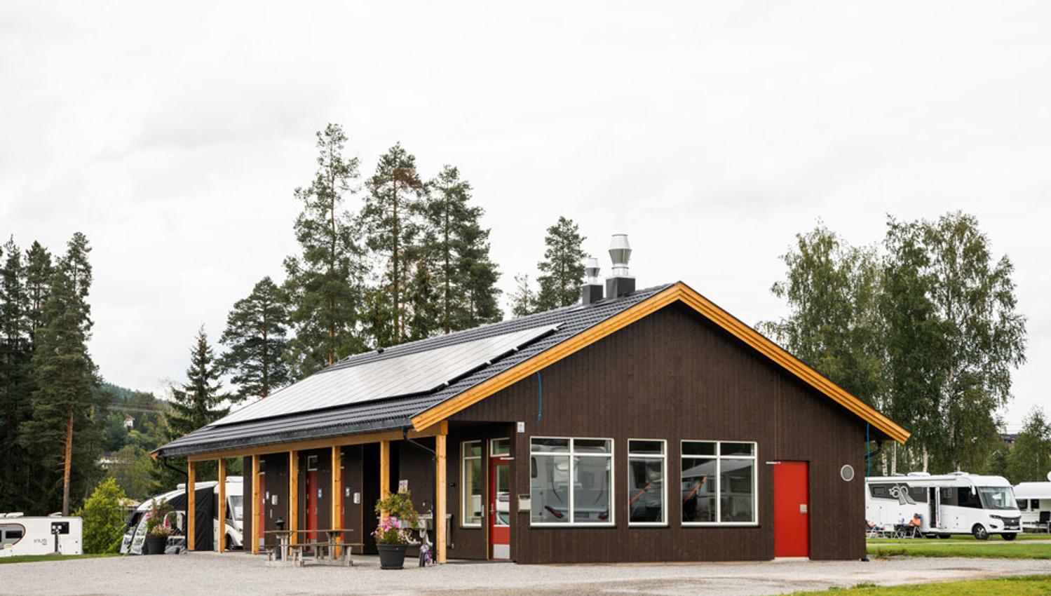ny servicebygg med toaletter og dusj som også er tilrettelagt gjester med nedsatt funksjonsevne