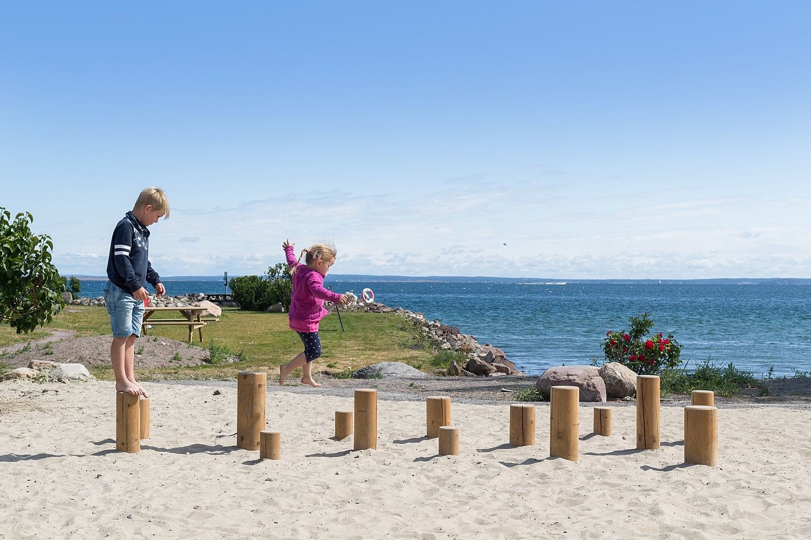 Barn som leker på stranda