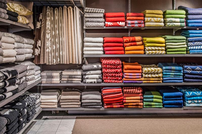 Hyller med forskjellige klær på.