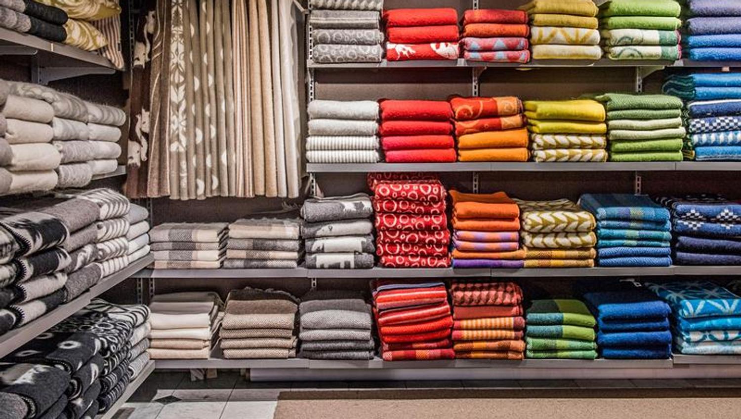 Hyller med forskjellige klær på.