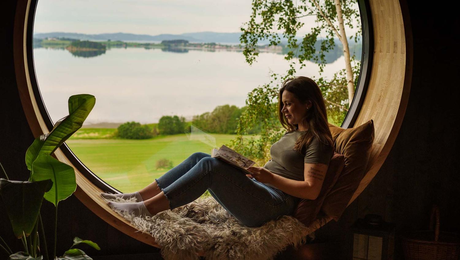 Avslapning i det runde vinduet i fuglekassehytta