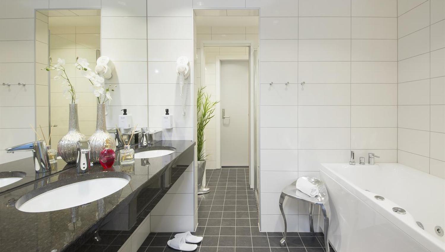 Elgstua_presidential suite bath