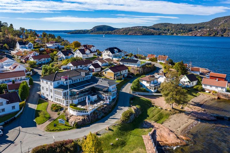 Dronebilde av Badehotellet og sjøen