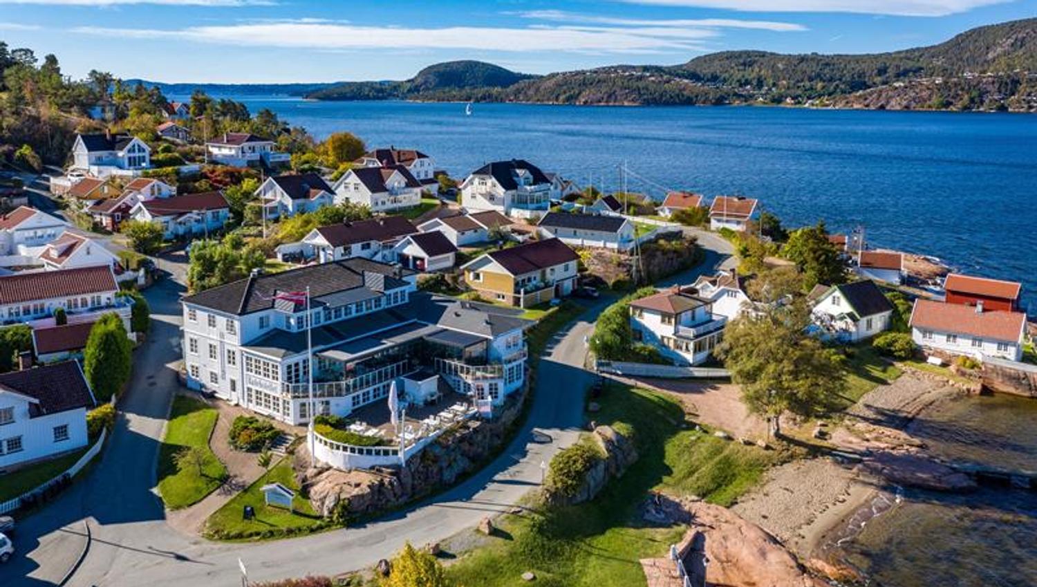 Dronebilde av Badehotellet og sjøen