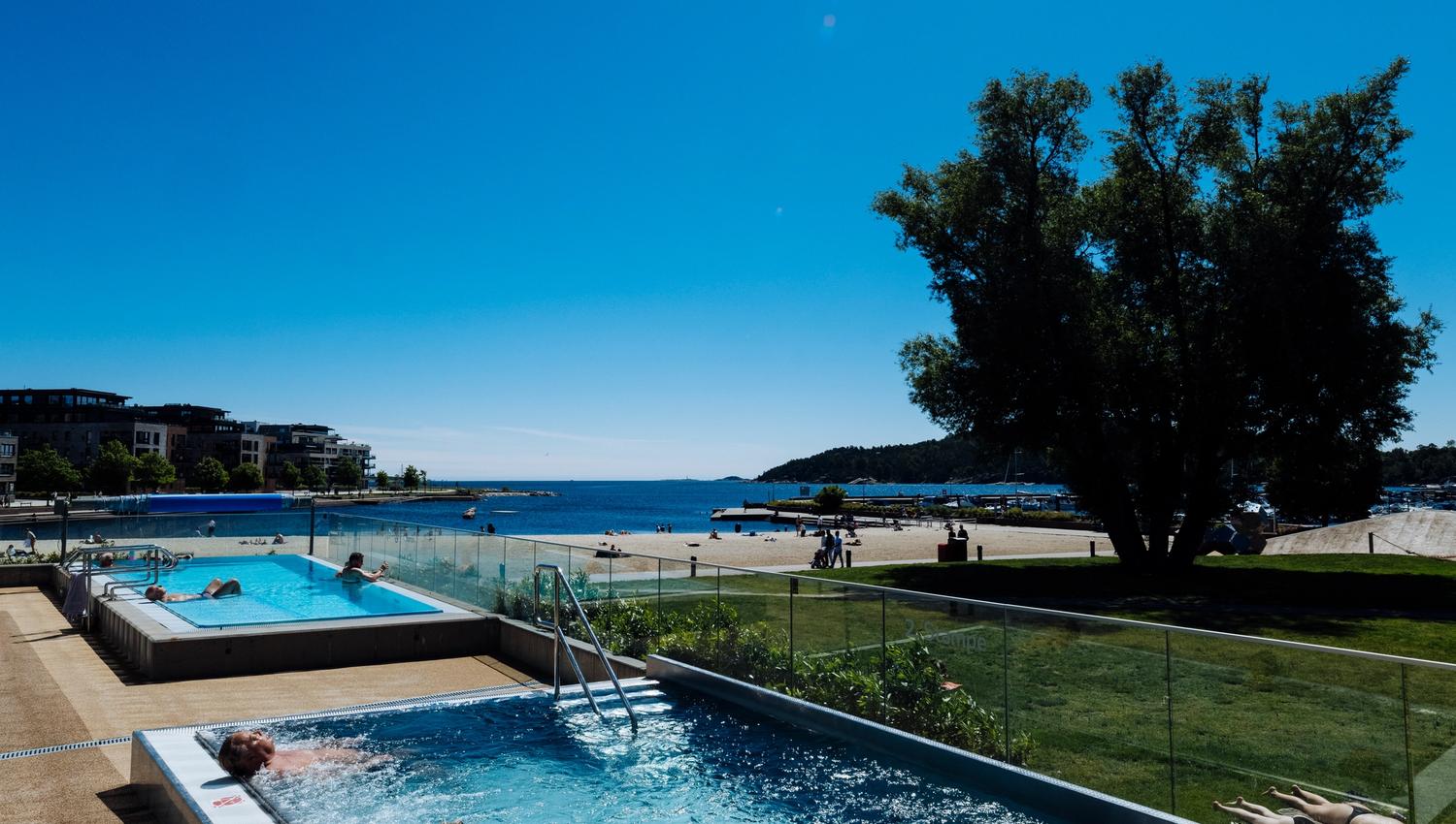 Utebassengene er åpne året rundt! Med en temperatur opp til 38 grader kan man nyte all slags vær med flott utsikt over Bystranda.