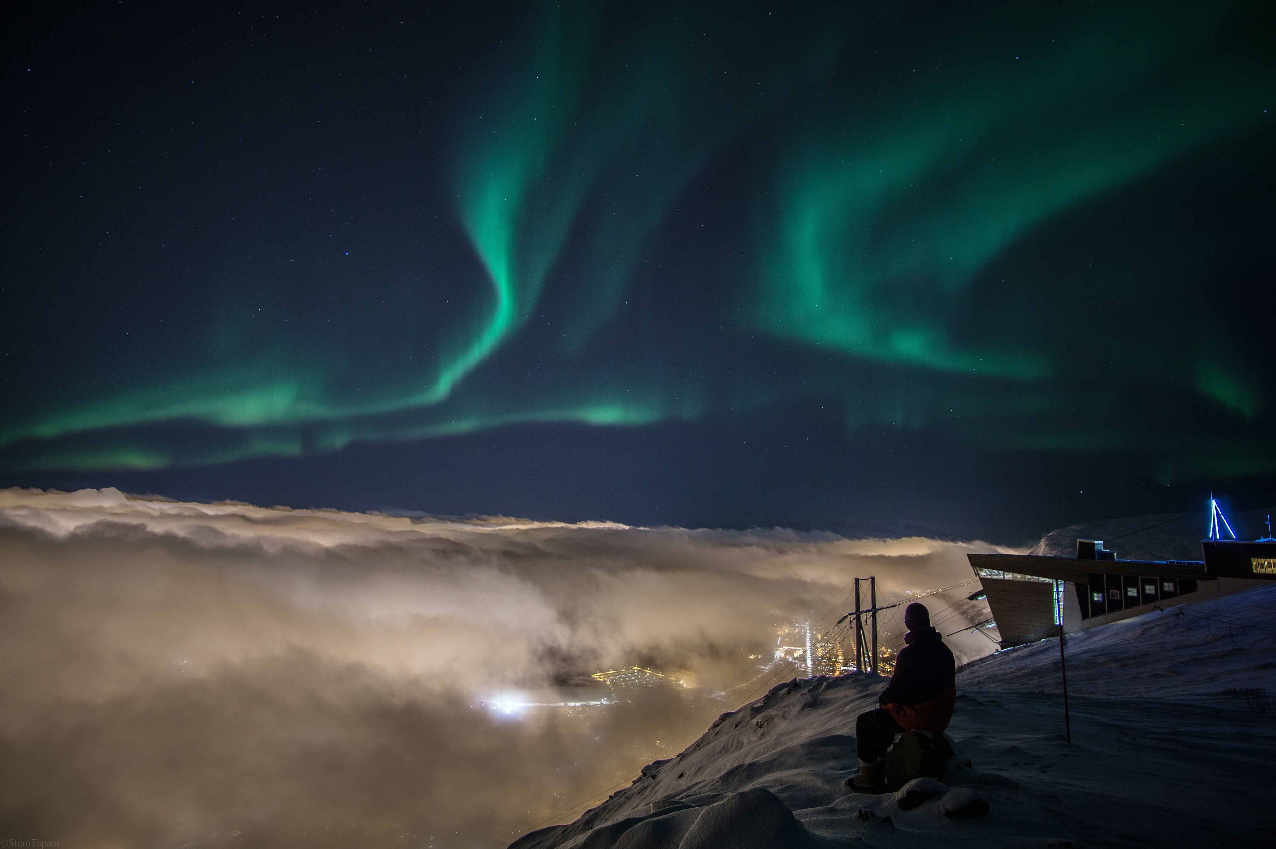 Nordlys over Tromsø sett fra Fjellheisen