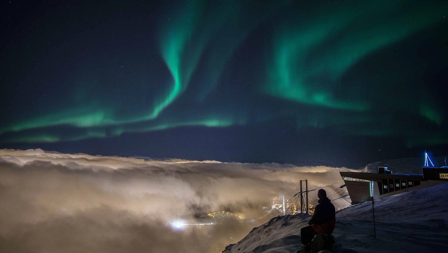 Nordlys over Tromsø sett fra Fjellheisen