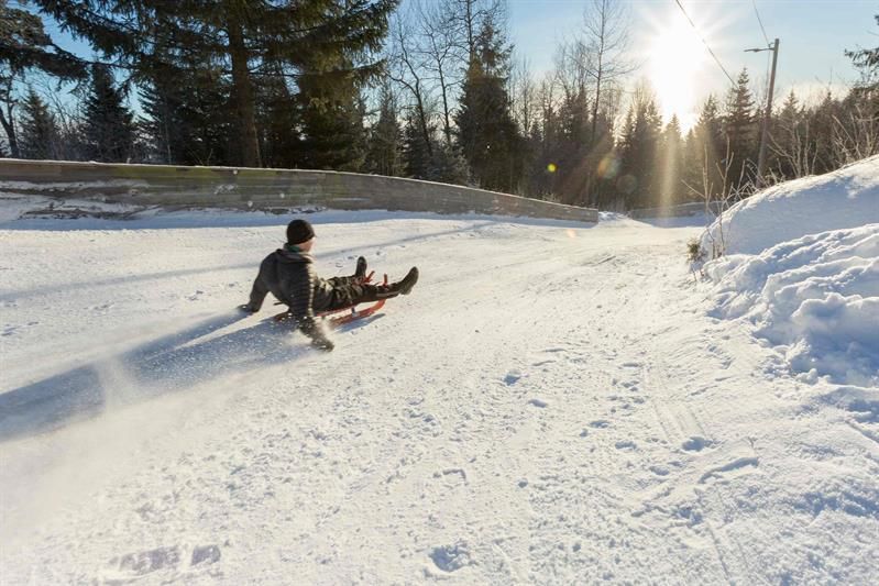 En person som aker ned en snødekt bakke.