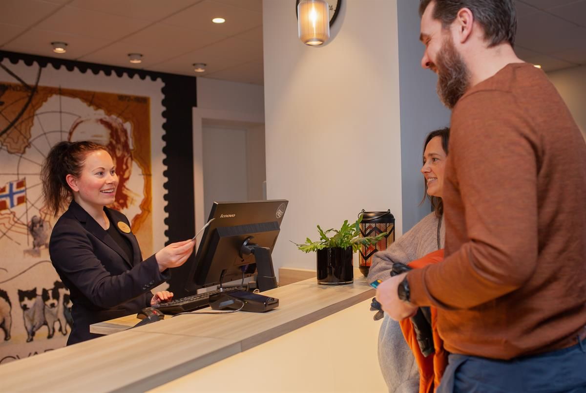 Gjest som får hjelp i resepsjonen.