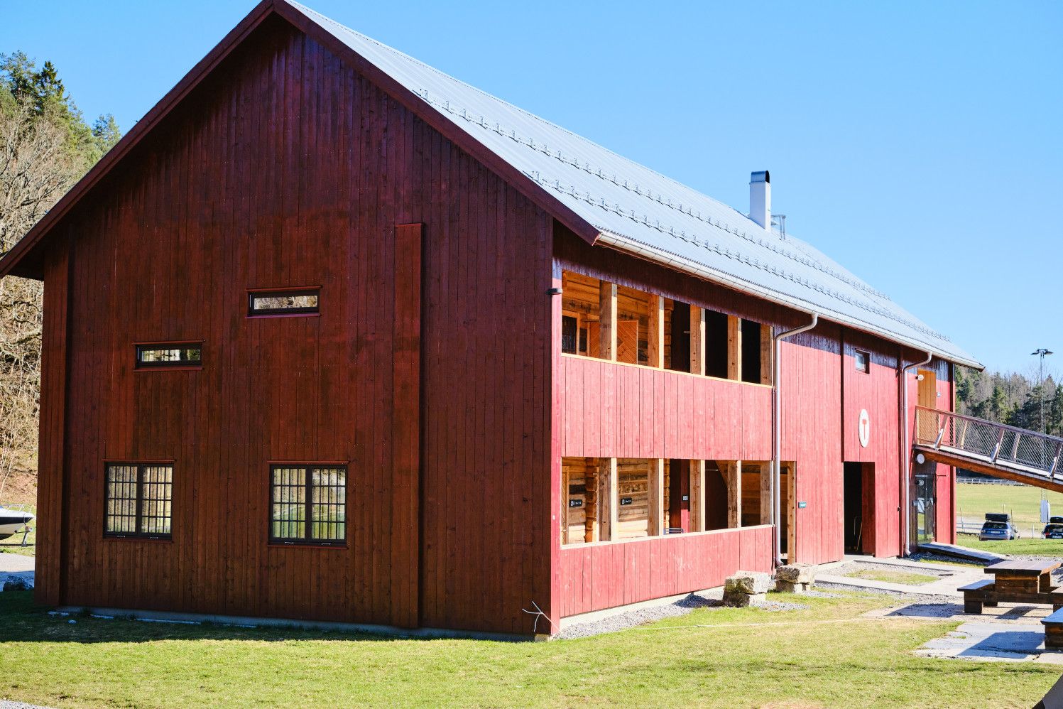 Rød DNT låve med svalgang