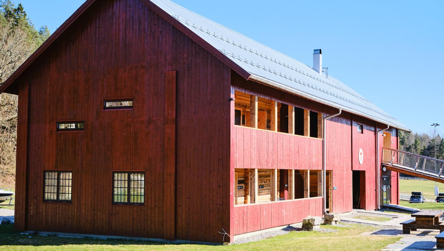 Rød DNT låve med svalgang