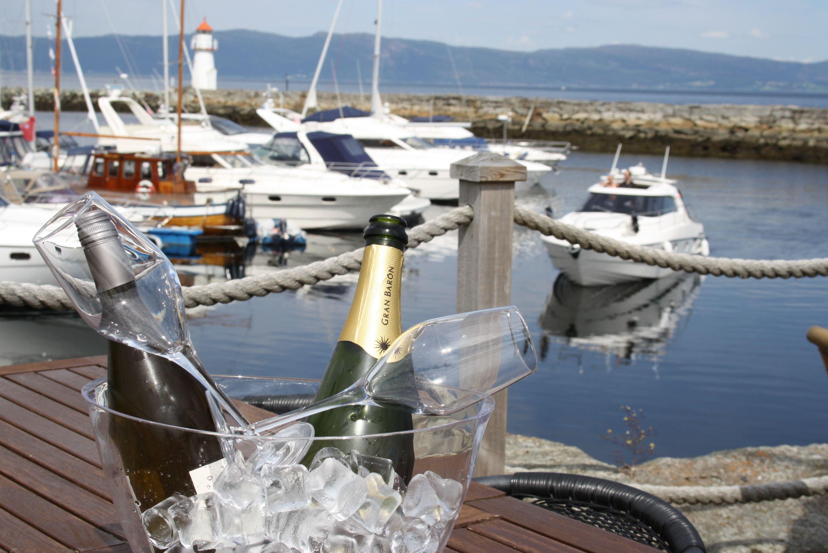 Spis middag eller lunsj ved fjorden i Trondheim.