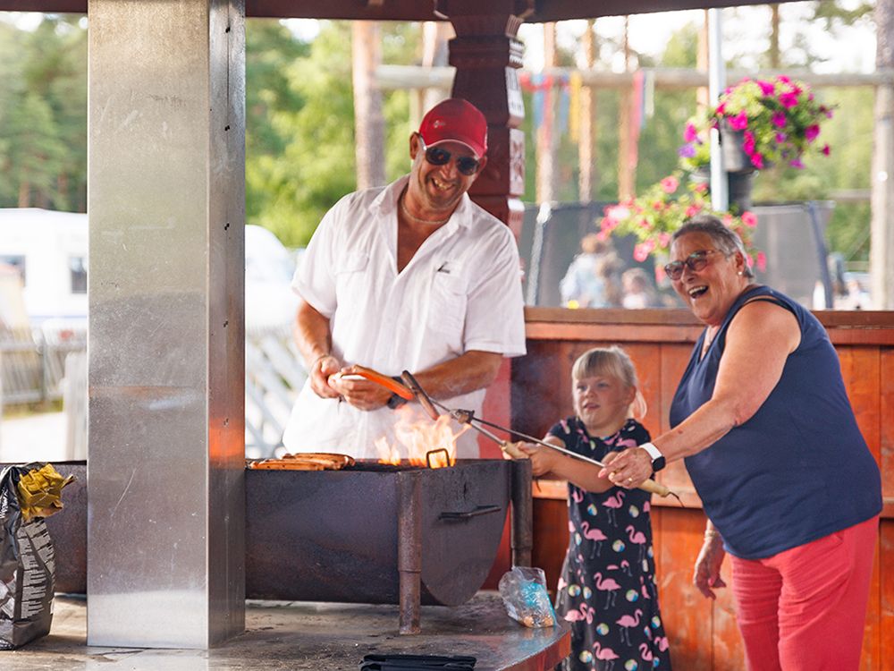 Family grilling at First Camp Bø.