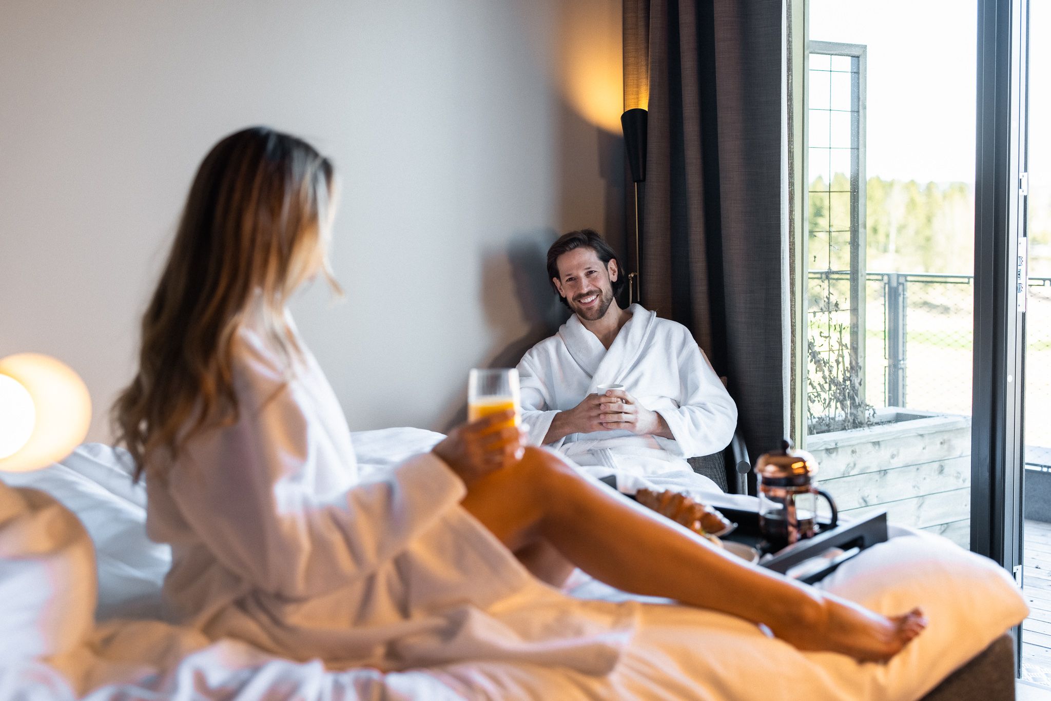 Couple eating breakfast in bed 