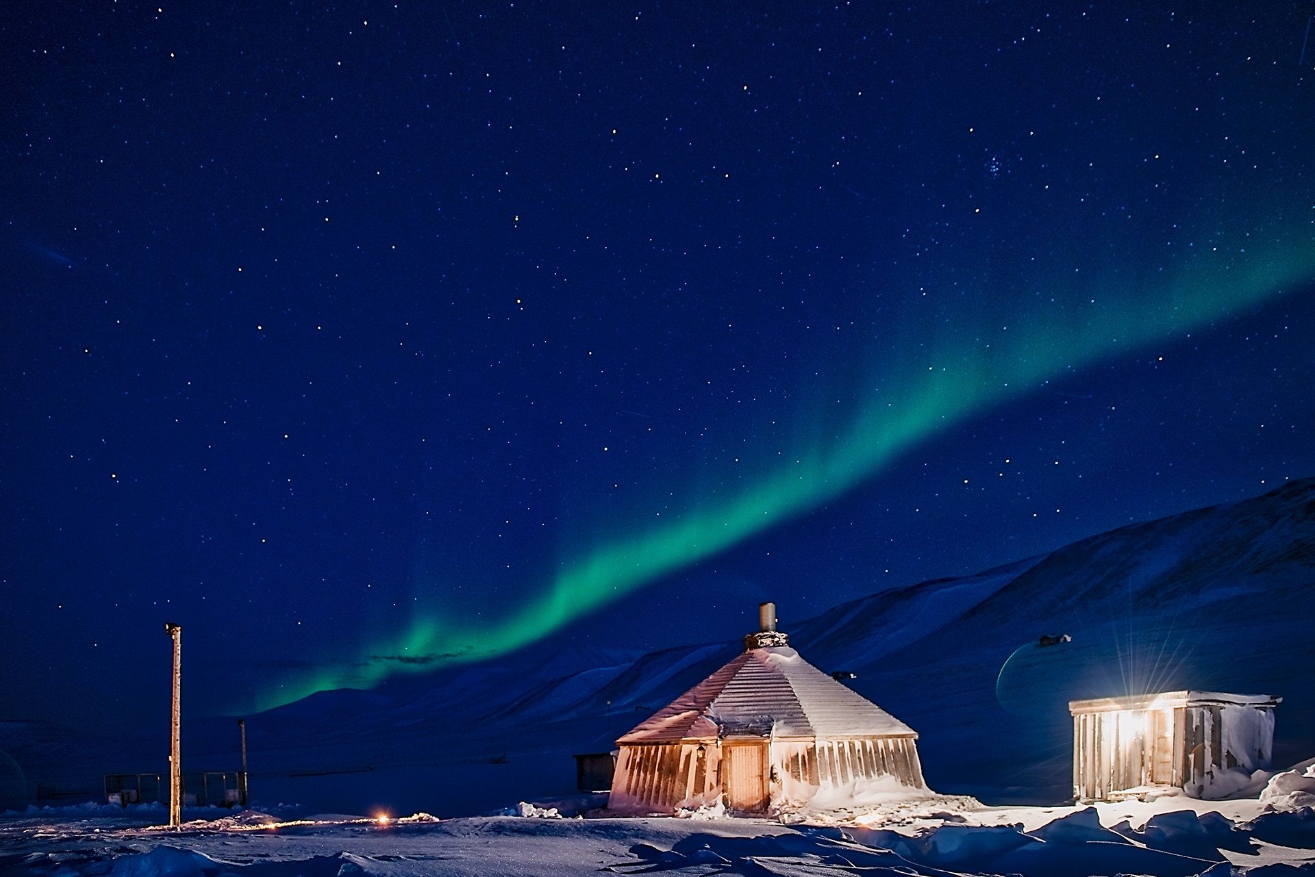 A strip of northern lights shining above Camp Barentz