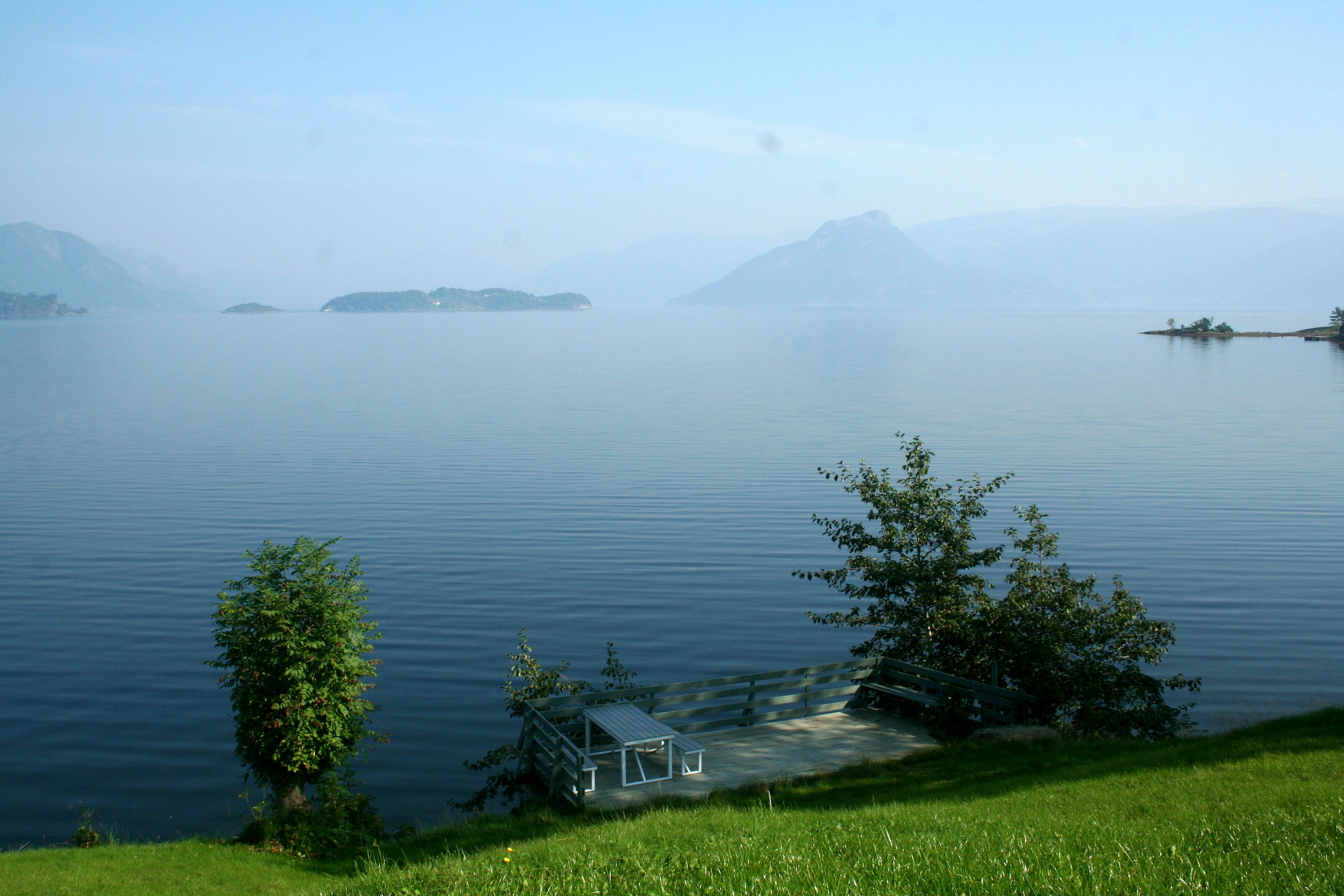 Utsiktsplass med benk ved fjorden på Oddland Camping – perfekt for rolege kveldar ved vatnet.