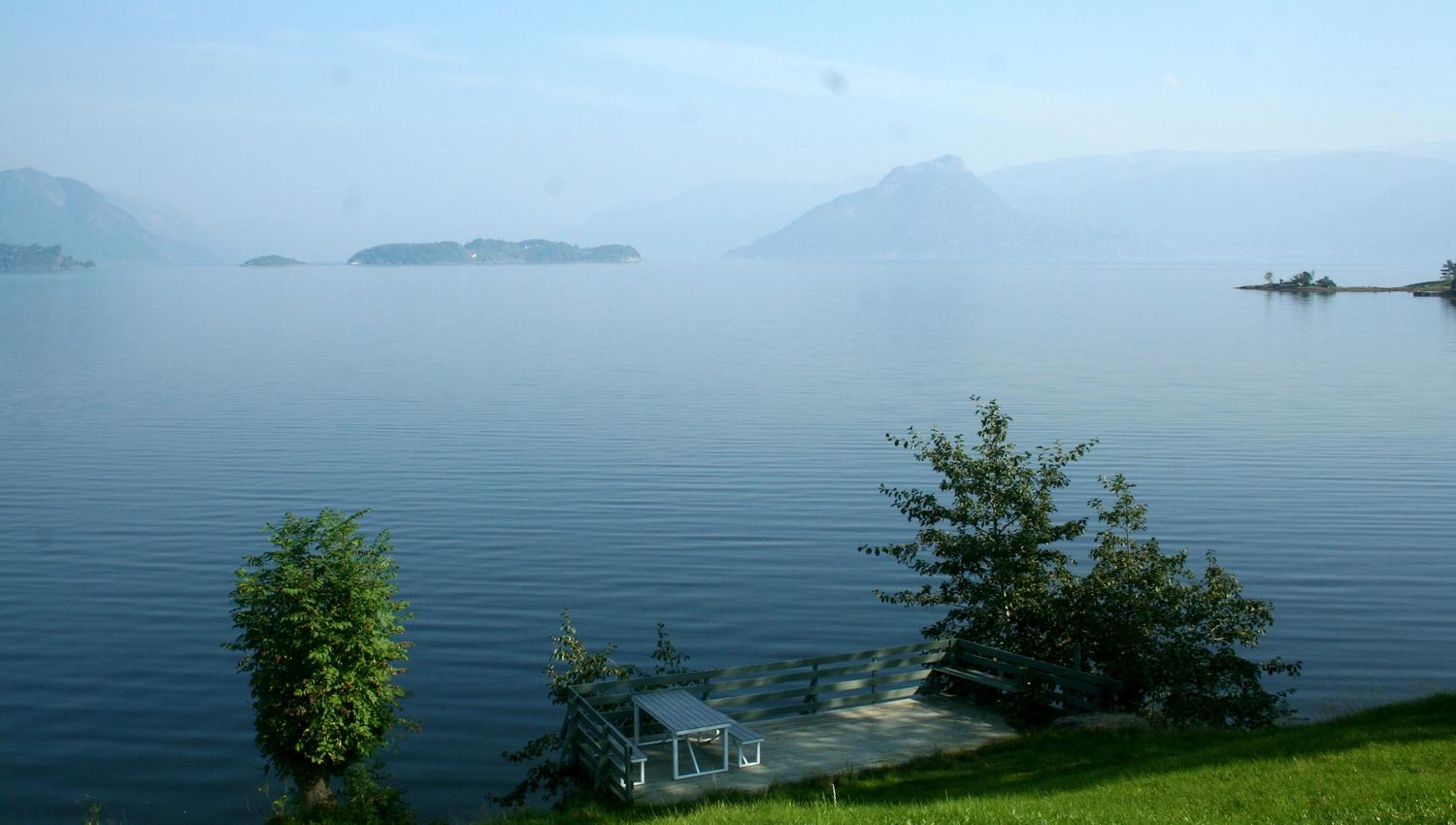 Utsiktsplass med benk ved fjorden på Oddland Camping – perfekt for rolege kveldar ved vatnet.