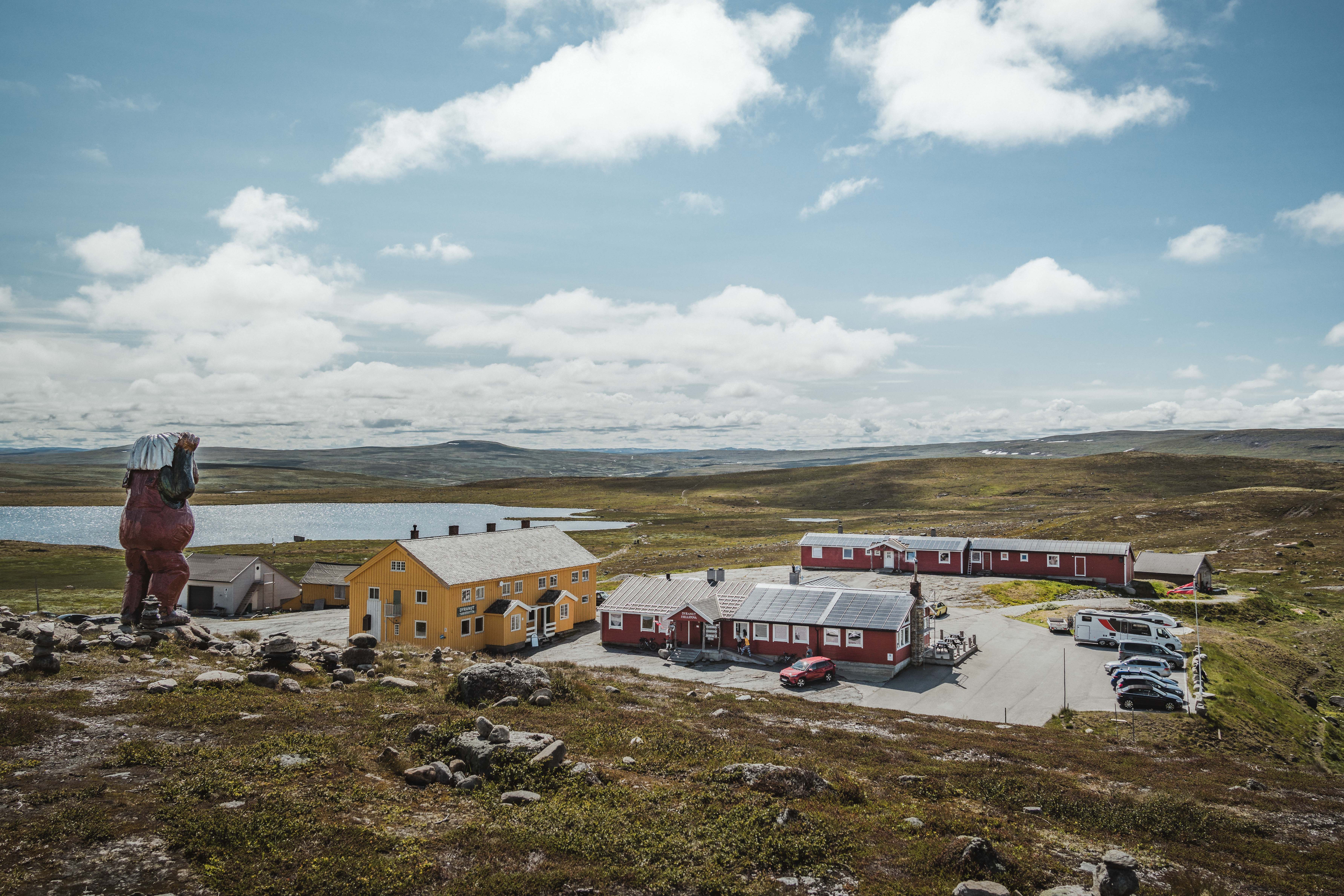 Dyranut Fjellstova og Dyranut Turisthytta sett fra utsiktspunkt over RV7.