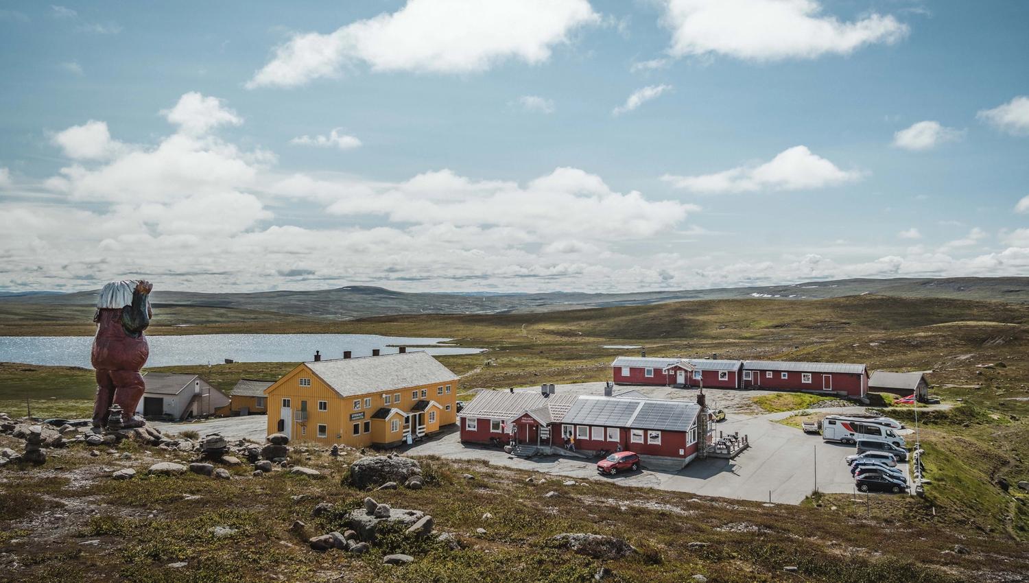 Dyranut Fjellstova og Dyranut Turisthytta sett fra utsiktspunkt over RV7.
