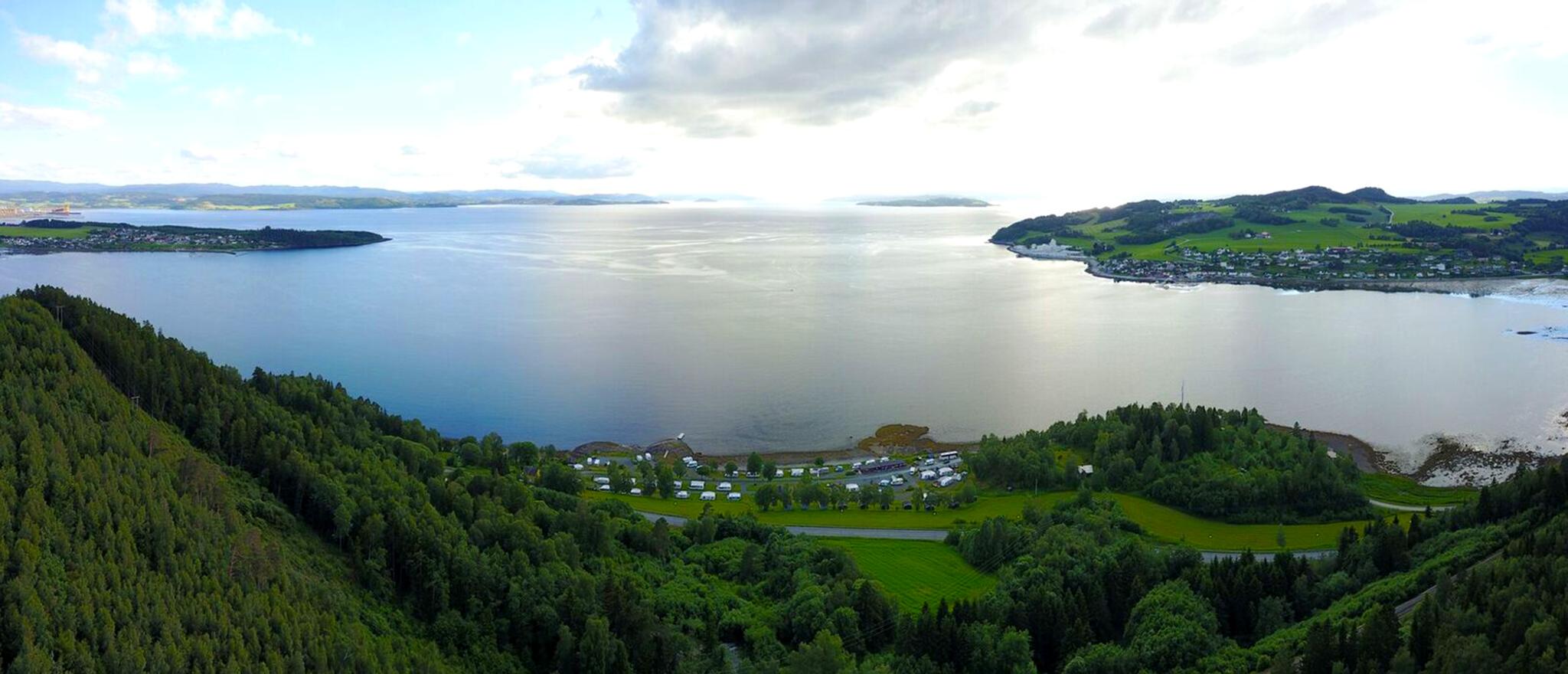 Dronebilde over Koa Camping og utover fjorden