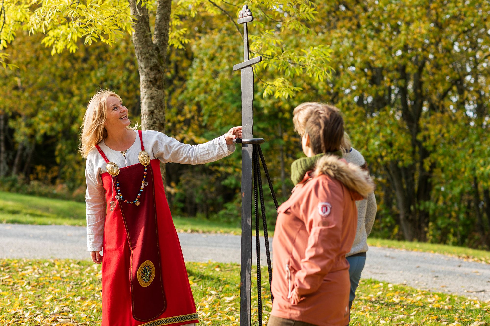 Maiken viser stolt av Eggesverdet
