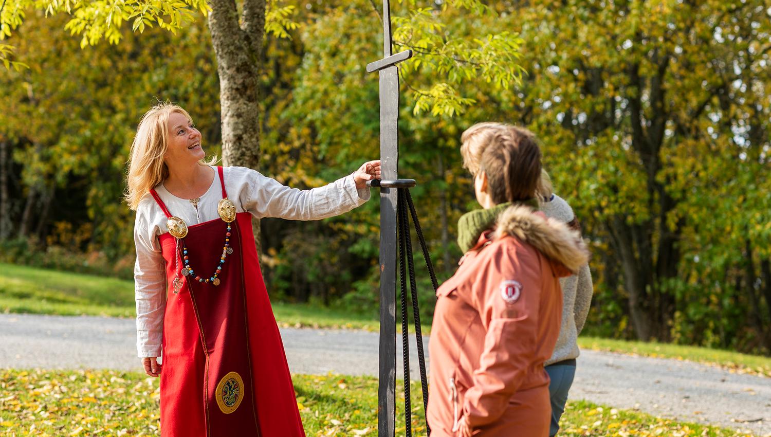 Maiken viser stolt av Eggesverdet