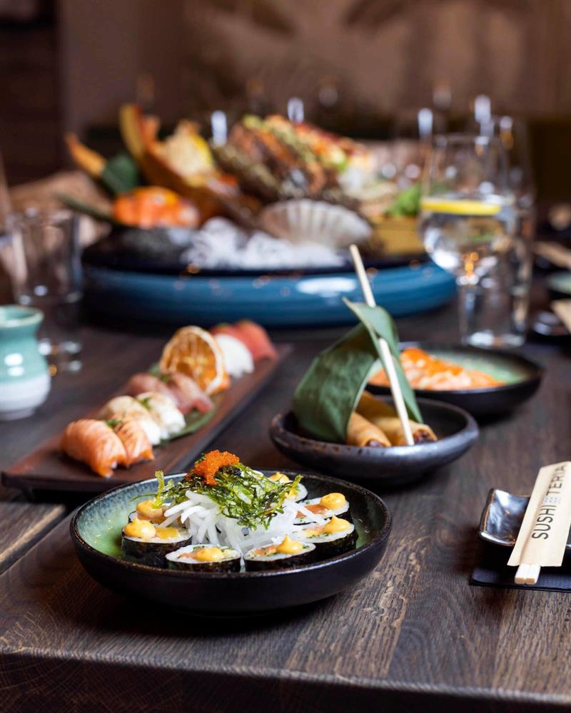 Ulike sushi retter på ett bord