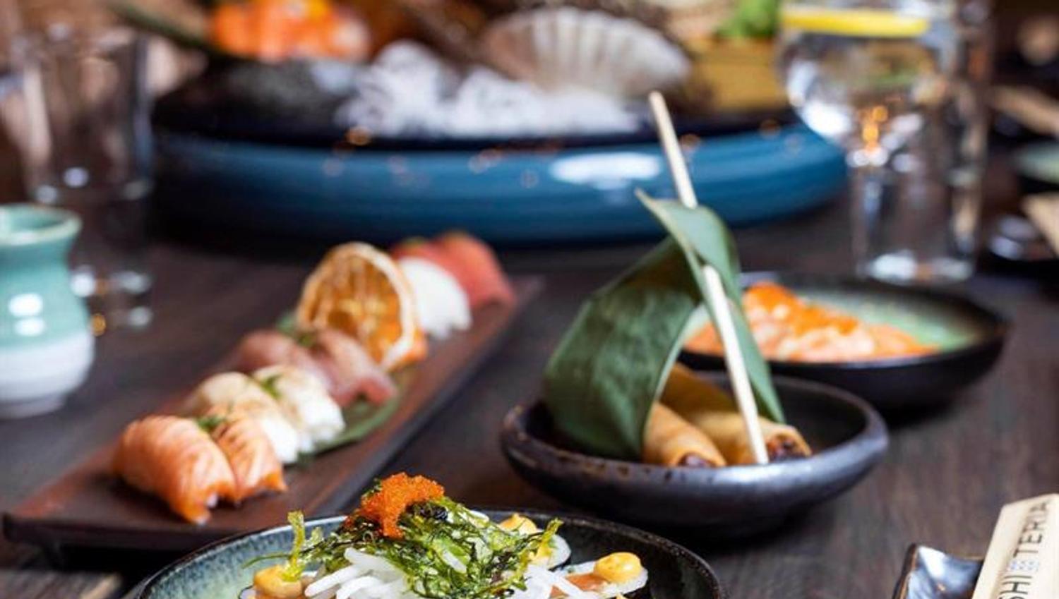 Ulike sushi retter på ett bord