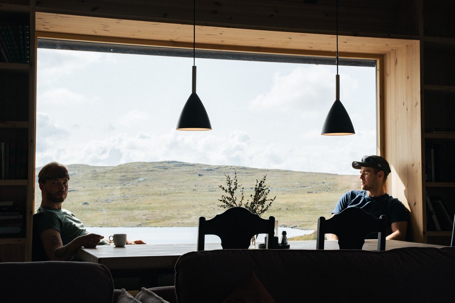 To menn sitter ved vinduet i restauranten.