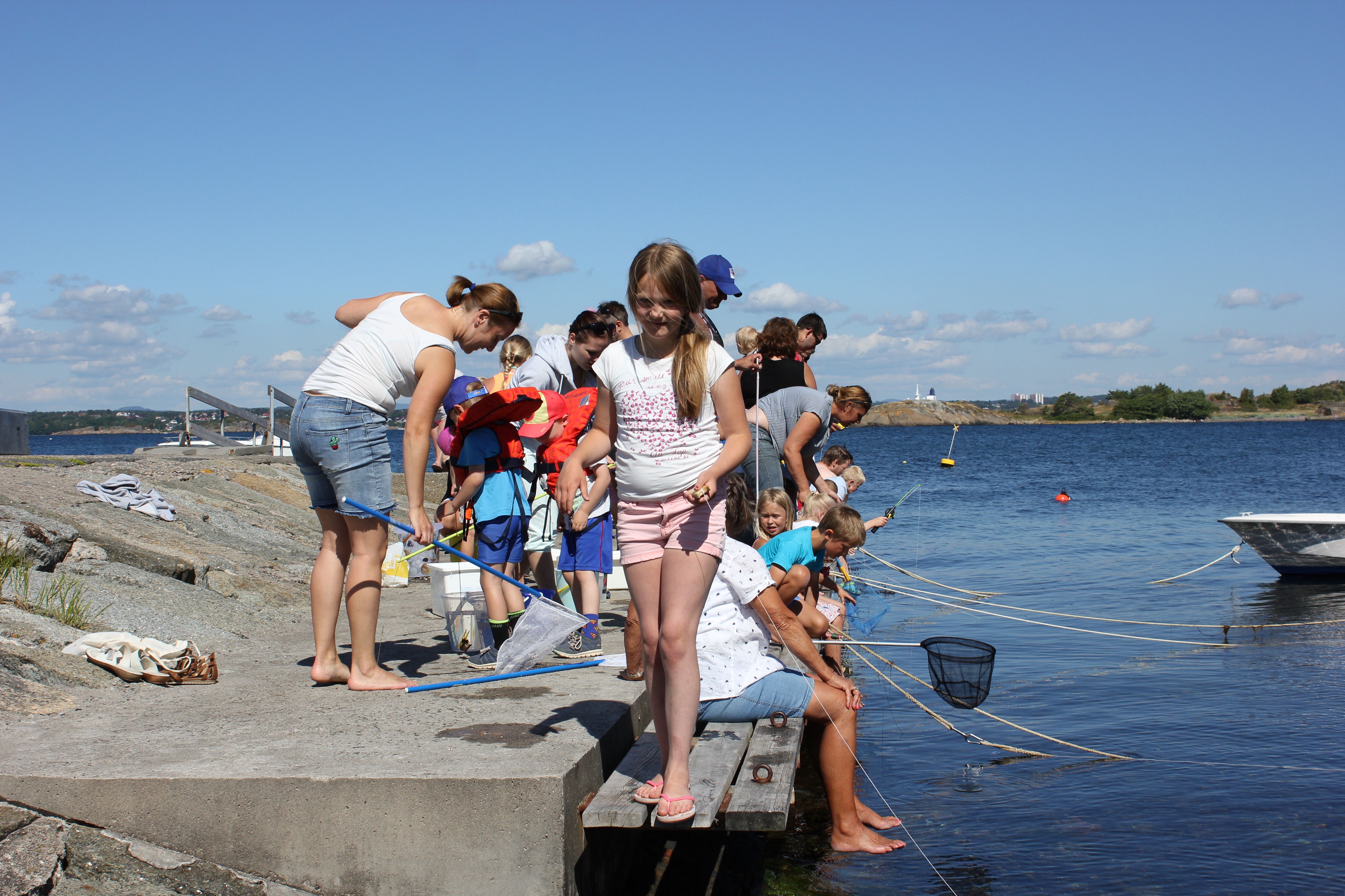 Children fishing for crabs