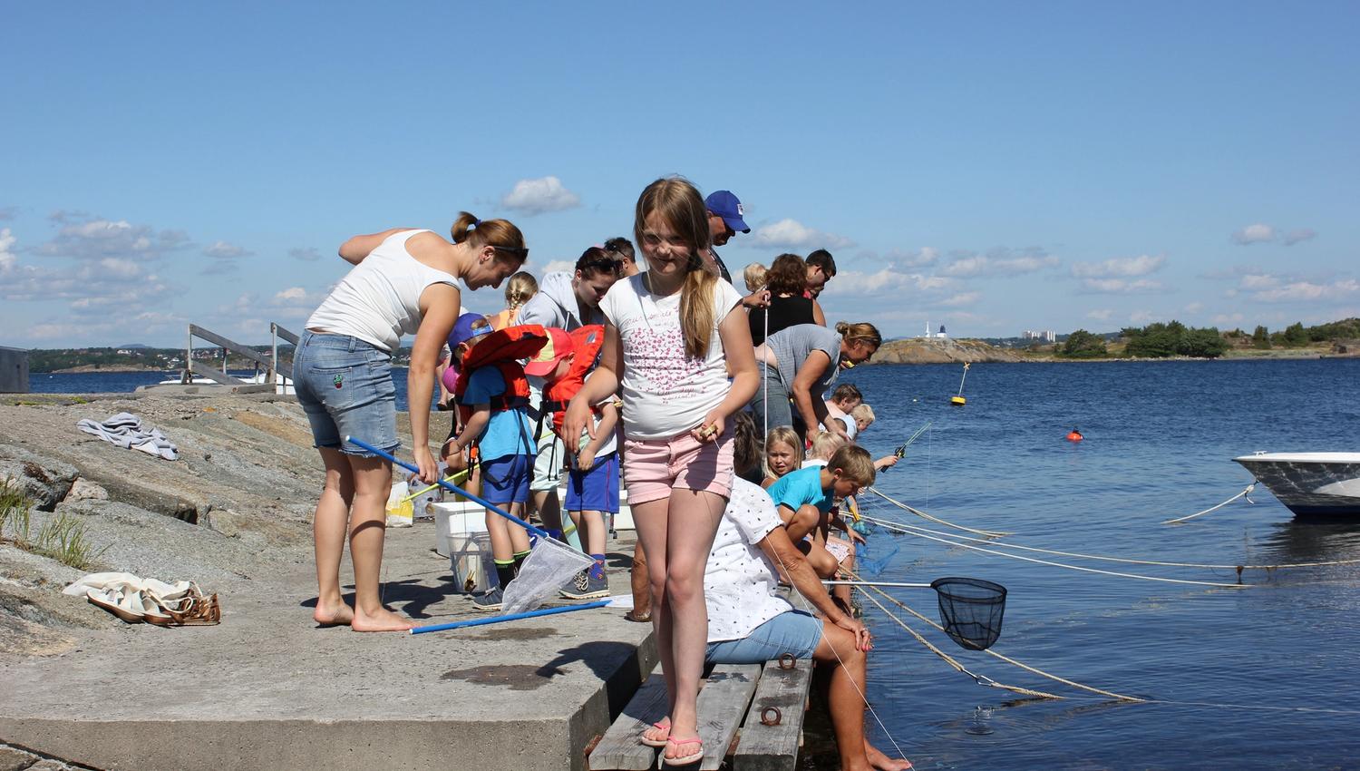 Children fishing for crabs