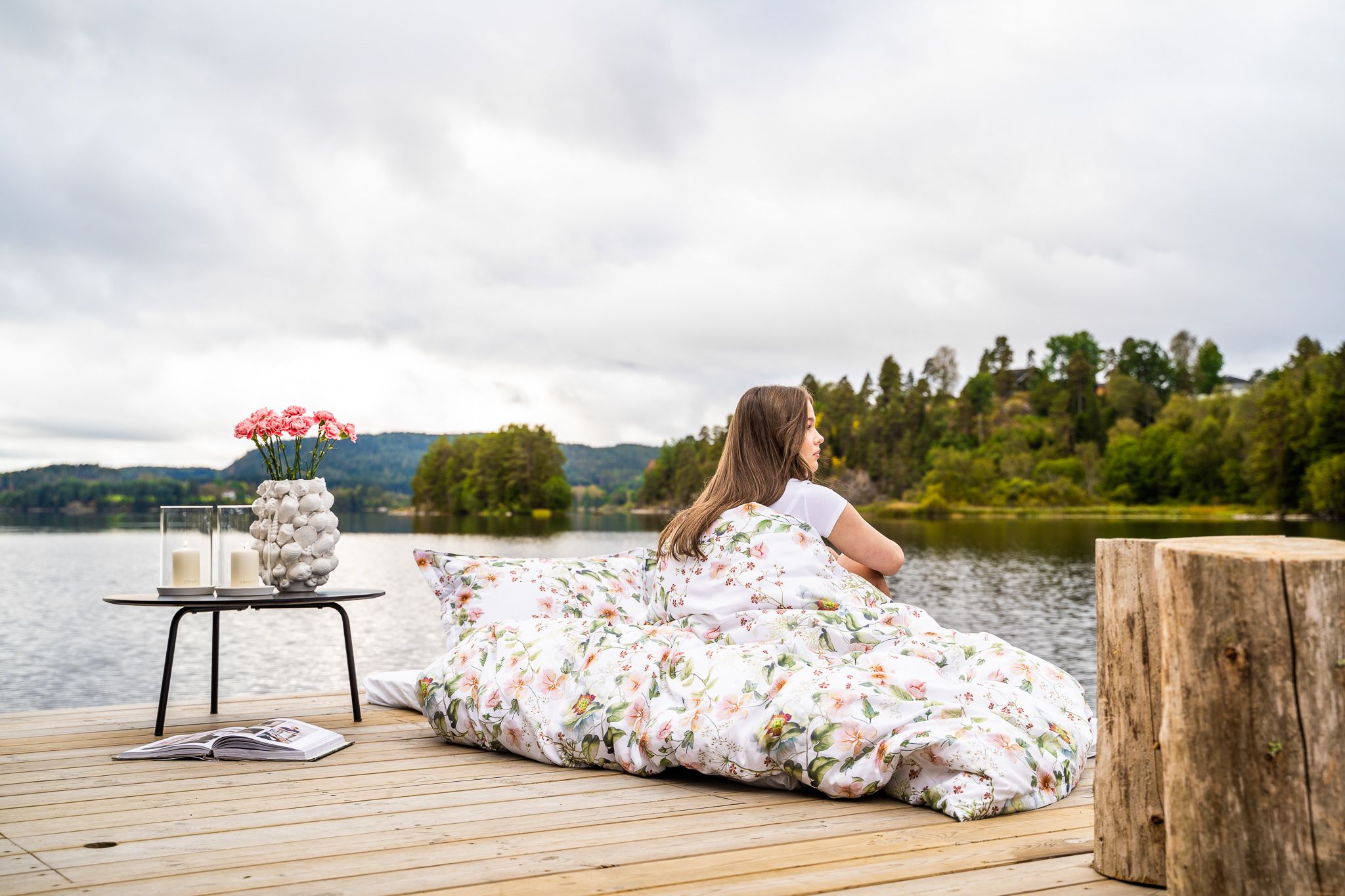 Jente koser seg ved vannkanten