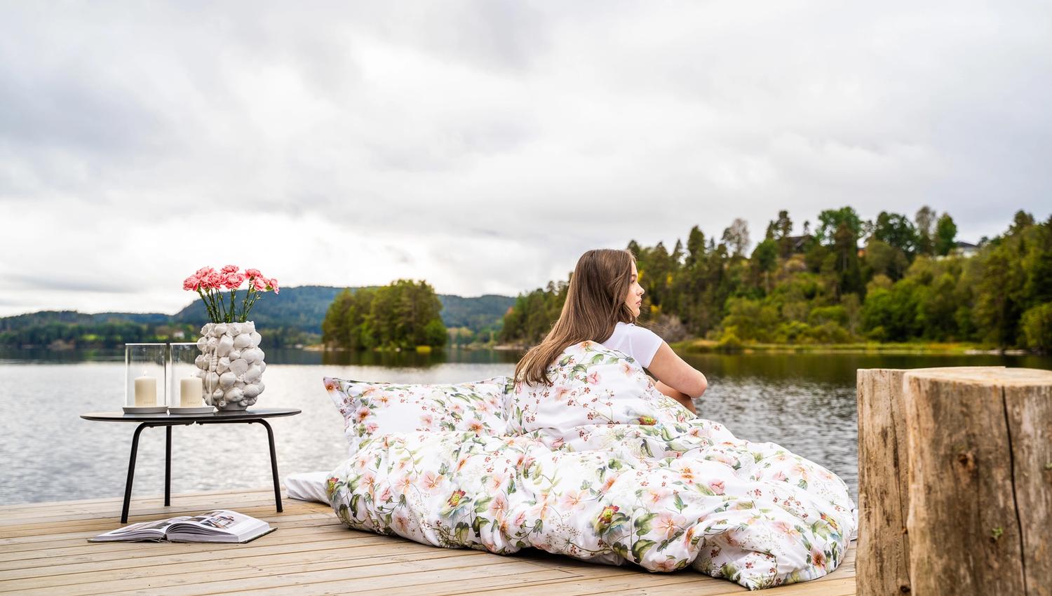 Jente koser seg ved vannkanten