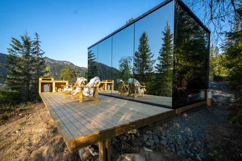 Dalen_sommer_terasse-foran-hytte-til-Vidsyn-Midjas_850x636