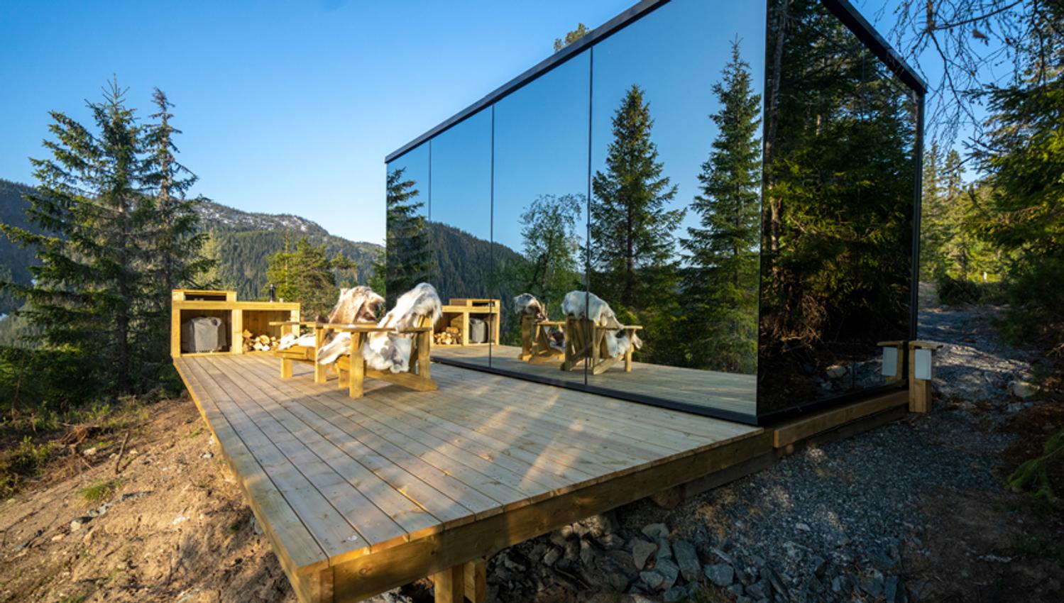 Dalen_sommer_terasse-foran-hytte-til-Vidsyn-Midjas_850x636