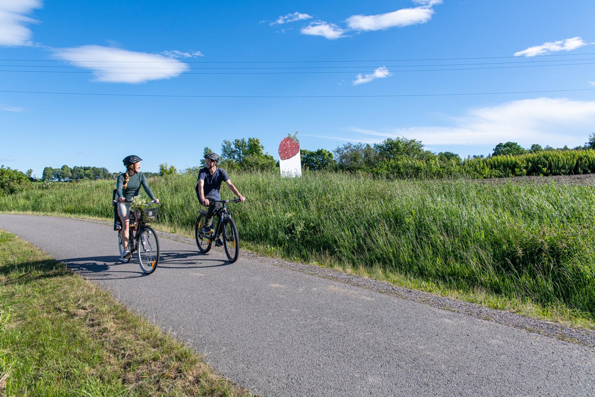 Familie på sykkeltur mellom Ås og Drøbak